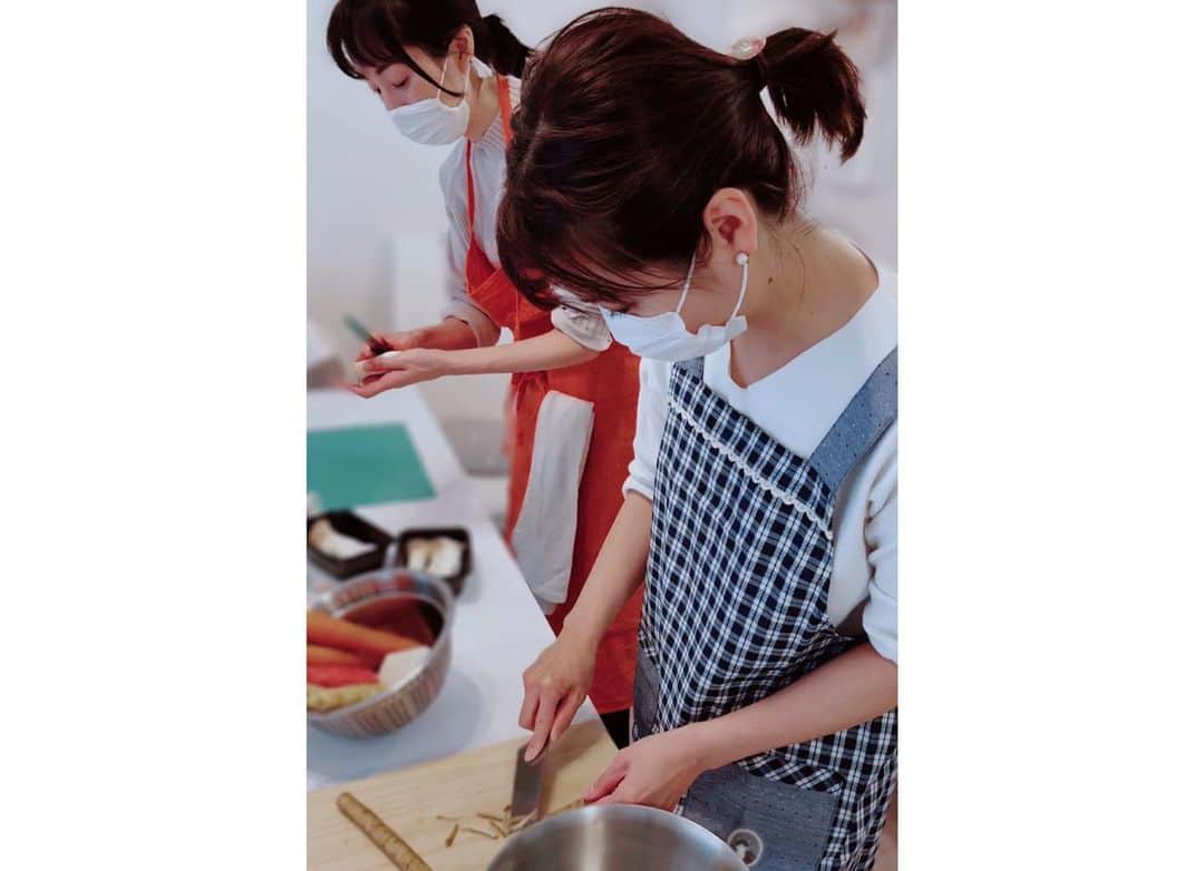 加藤雅美さんのインスタグラム写真 - (加藤雅美Instagram)「. 昨日はHumming foodさんの 久島有希乃先生(@cotori17 )さんに出張料理教室で 我が家にお越しいただきおせち料理作りを 教えていただきました😊🍱❤️ . 先日紅葉を一緒に見に行った きっちゃん(@megu813 )と あいぴー(@aiko_kayo1211 )をお誘いして🤗💖 . 以前舞台『ラ・パティスリー』で共演した 高橋愛ちゃん(@i_am_takahashi )の去年の インスタの投稿を見て、 その美しいおせちに一目惚れして おせちや料理を教えていただきたい‼️と思い 念願叶い久島先生にお越しいただきました🙏🌸 . とても優しく料理のことや体に良い食材や調味料のことや 肉や魚を使わないヴィーガンについてなども 教えていただき目から鱗のことがたくさんで すごく勉強になりました🌼✨✨ . 料理をみんなで一緒にわいわいしながら作るのも 初めてのお重におせちを詰める作業も とても楽しかったです🤗💖 来年は丑年だから牛の箸置きや飾りが可愛い🐮❤️ . 娘がいるので時間の関係でおせち料理は 2品とランチのピザを作ったので、 ほとんど久島先生のお手製のものなのですが 冷蔵庫でお正月までいただけるそうなので 今からいただくのがとても楽しみです🥰 . 娘は家で主人に見てもらい🙏 お料理ができたら一緒にランチをし、 母たちは楽しく料理を学ぶことができて リフレッシュにもなり嬉しかったです🤗❤️ ランチにヴィーガンのピザやサラダや お稲荷さんなどをいただいたので また投稿しますね🍕🥗🌼 . #hummingfood #出張料理教室 #おせち料理教室 #料理教室 #おせち料理教室 #手作りおせち #お節料理 #おせち #おうち料理 #手作りごはん #ヴィーガン #ヴィーガンおせち #instagood #love #happy #Japanesefood #osechi #me #cooking #Vegan #yummy #cookingclass #japan #tokyo #加藤雅美」12月30日 19時20分 - mamikato97