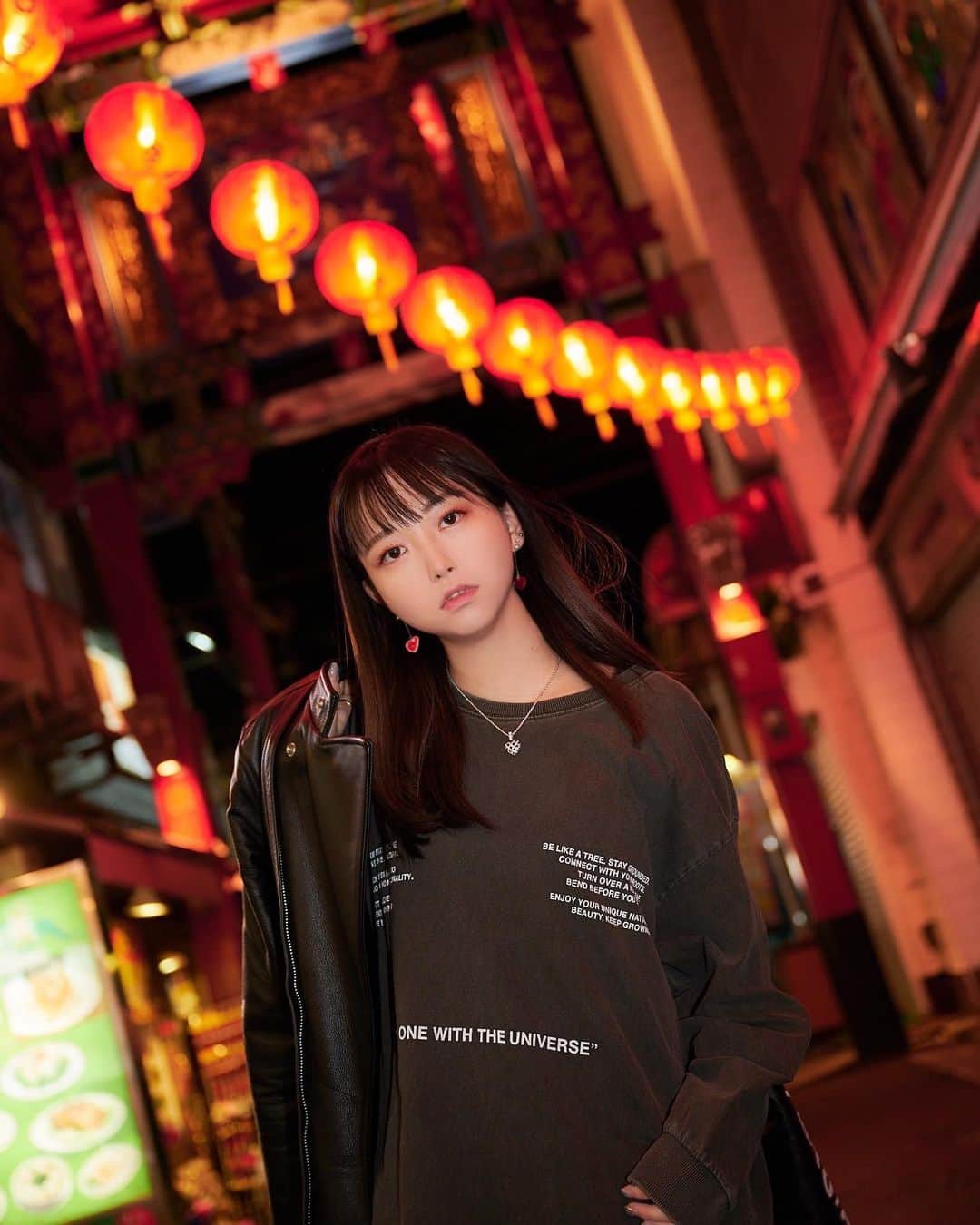 大崎菜々子のインスタグラム：「・ 《掲載情報》 12/21創刊 伝説のフリーペーパー 『横浜美少女図鑑』掲載中。  広告モデルをさせていただいた #横浜美少女図鑑 の本誌にもモデルとして掲載されてます！  地元横浜でモデルできたのが嬉しいです😘  横浜中華街、みなとみらいも久しぶりに行きました〜！ 高校生の頃が懐かしい✨  ぜひgetしてください！  【設置箇所】 京急線ほぼ全駅（泉岳寺・羽田空港・鈴木町・大森町・梅屋敷・神奈川除く）、 横浜大世界、横浜博覧館 他  #美少女図鑑 #横浜中華街 #みなとみらい #横浜 #女子大生 #女優 #夜景  #fashiongram #좋아요 #팔로우미 #오오티디  #패션  #패션스타그램 #casual #followme #photography #model #cosplayer #l4l #fashion #cool #streetfashion  #SSH #古着 #girl #かわいい  #instagood  #makeup #cosmetics」