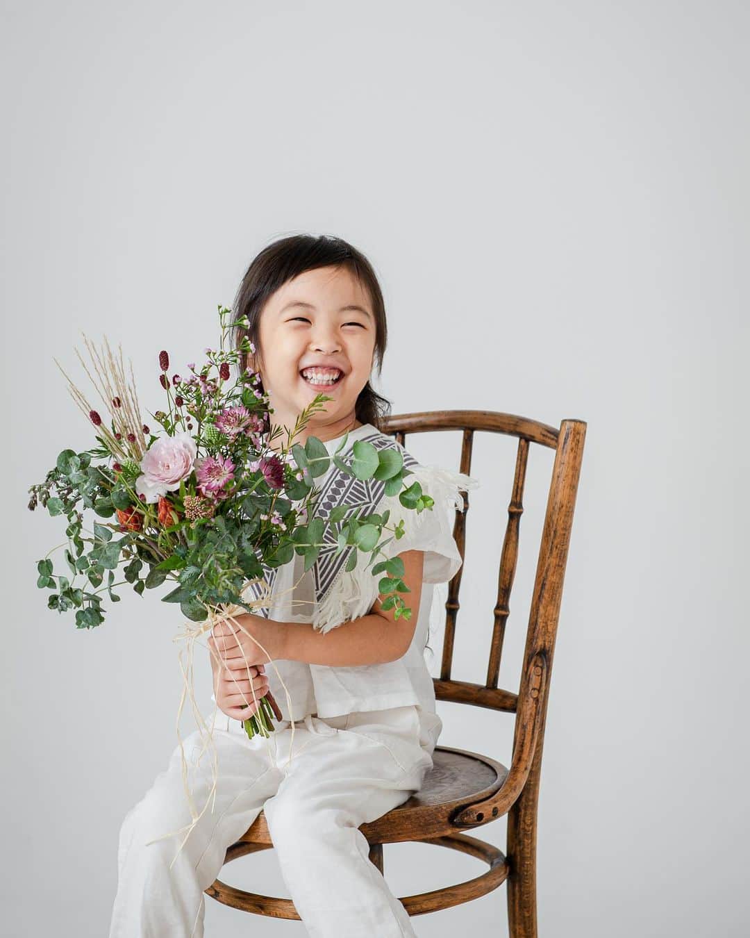 のインスタグラム：「* 2020.12.25 ゆいまる５歳になりました🤗🎉 * * お調子者に拍車がかかり、 相変わらず人に笑ってもらうこと、 歌ったり踊ることが大好きで、 お絵描きとパズルと鬼滅がマイブーム。 * * ここまでの育児はというと、、 本当はもっと穏やかに向き合ってあげたいのに 時間に追われてしまって待ってあげる余裕がなくて、 毎日同じことを繰り返し言い続けては ぷんぷんしてばっかりのママで、 理想の育児からはかけ離れてるし やっぱり反省と試行錯誤の繰り返しです。  まだ５歳だし、ここまで躾しなくて良いのかな？ と思いつつ、日々の積み重ねが大事だし、 大きくなったときに困らないように、、 言ってあげられるのは私しかいないしって思うと どうしても親の責任としての気持ちが大きくなってしまうのです。  何より私が親にしてきてもらったことに 今とても感謝してるから。 * * でもきっと毎日のハグで愛は伝わってると信じて、 5歳もケラケラ笑って元気に過ごせることを願うばかり🌞🌈💛 * * photo by @_moonsun_photography  * #5歳 #成長記録 #クリスマス生まれ」
