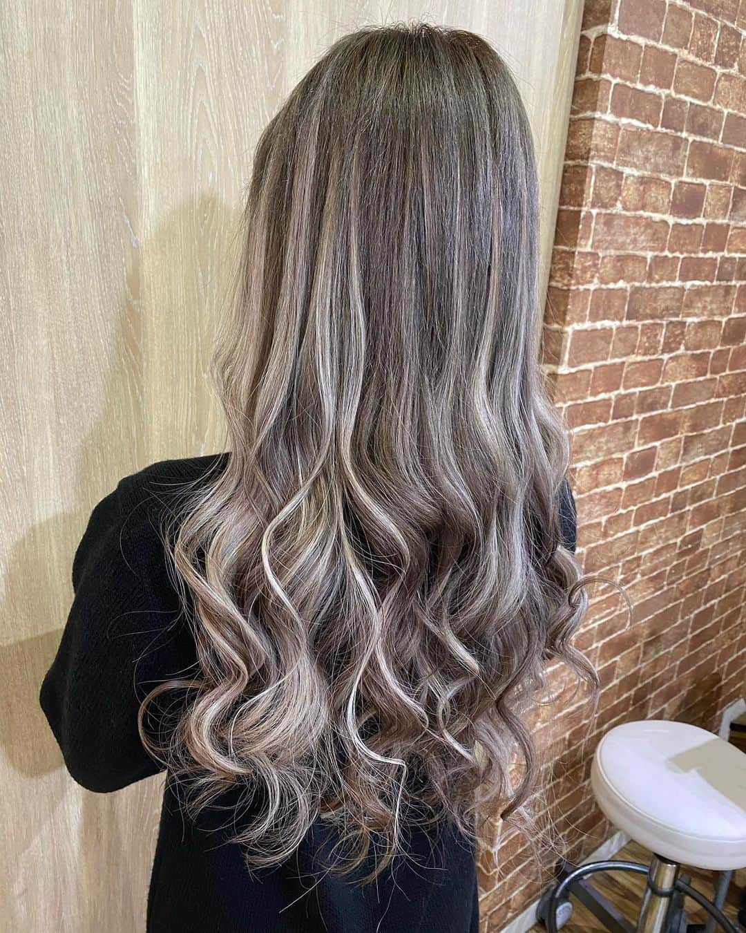 のインスタグラム：「. 美容院納めしてきたっ💇‍♀️ ベースをグレージュにして エクステでハイライトガンガン 入れてめちゃくちゃ良い感じ❤︎ . ダメージ毛でもエクステで ハイライト作れるし @lapis_anju さんに任せたら めちゃくちゃ可愛く してくれるので是非🥰✂︎ トリートメントに力入れてるので 髪の毛綺麗にしたい方は ラピステラスへ🙆‍♀️ 超音波トリートメントおすすめです💕  . 今年も１年 ありがとうございました🙏 来年も宜しくお願いします🥺✨ . . #newhair」