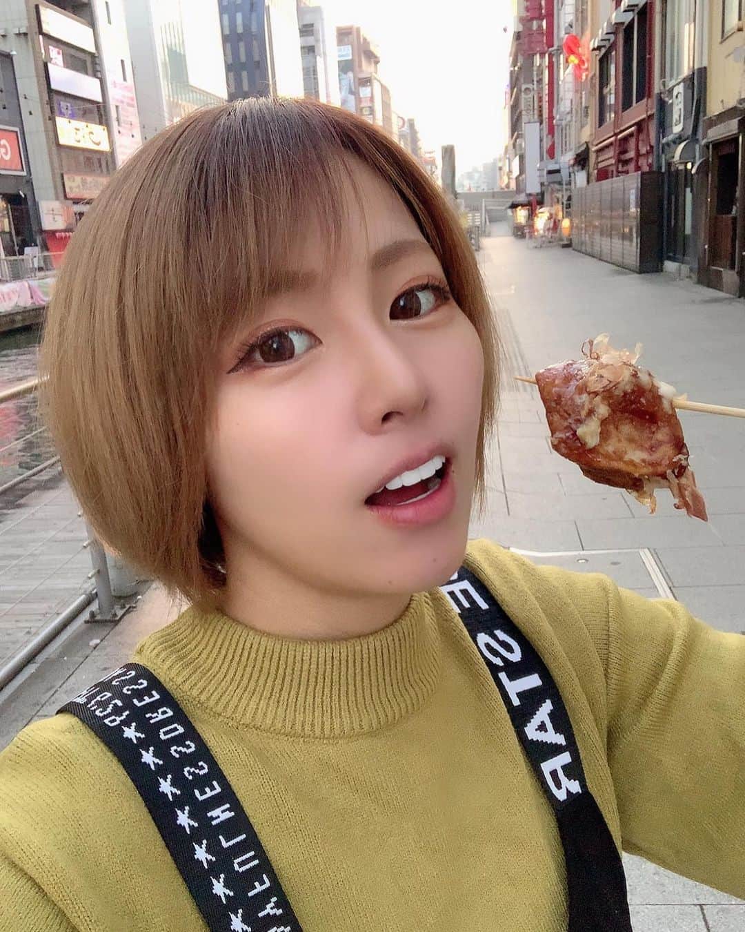 篠崎ゆうきのインスタグラム：「★  どこのたこ焼きでしょーか？笑 ヒントは大阪のたこ焼き🐙  #爆笑 #表情は気にしないでw  #当てたらコメント返します #問題難しいかなー #ヒントは柔らかい #生地の出汁が効いてて美味い  #大阪のたこ焼き #貼るの忘れてた  #もう少しで今年も終わる #篠崎ゆうき」