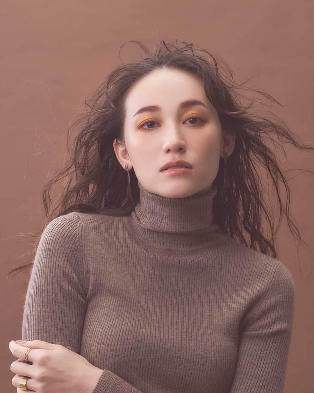 吉野マリアさんのインスタグラム写真 - (吉野マリアInstagram)「. 風がビュービューやで🌪🤎 . . #makeup #testshoot #shooting #aw #brown #make #model #maquiagem #foto #modelo #メイク #作品撮り #モデル #撮影」12月30日 19時27分 - maria.919