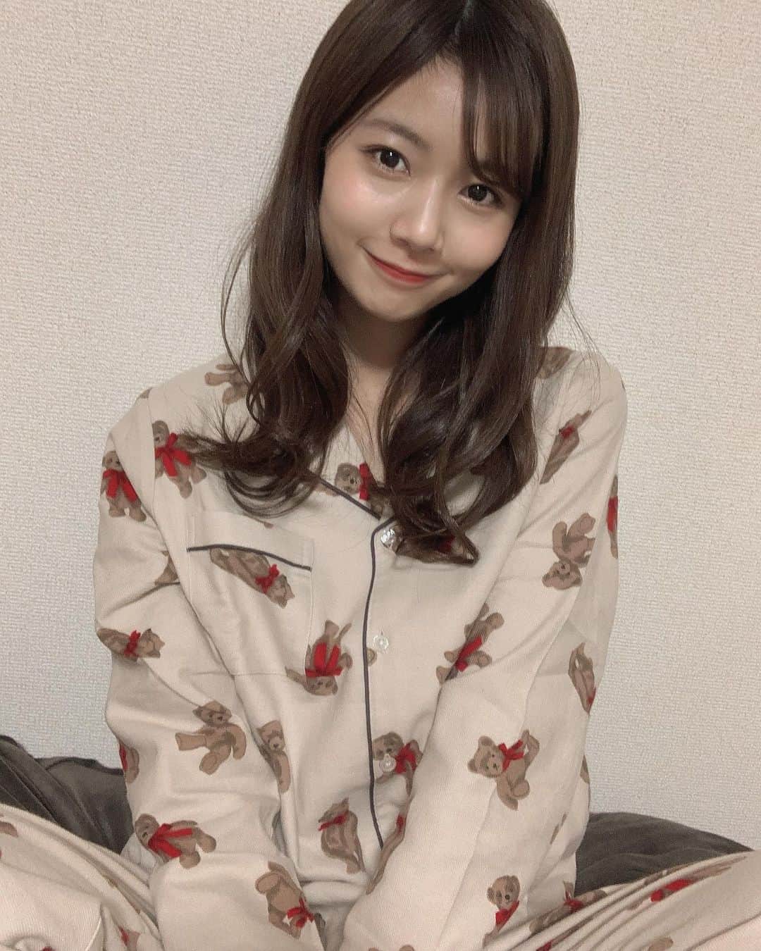 杉浦みずきのインスタグラム：「. この前のクリパで友達とお揃いで着てたこのパジャマ GUだよ🧸めっちゃ可愛い♡ 家族でまったりテレビ見る年末 しあわせ〜〜〜すぎて ふぁ〜〜〜」