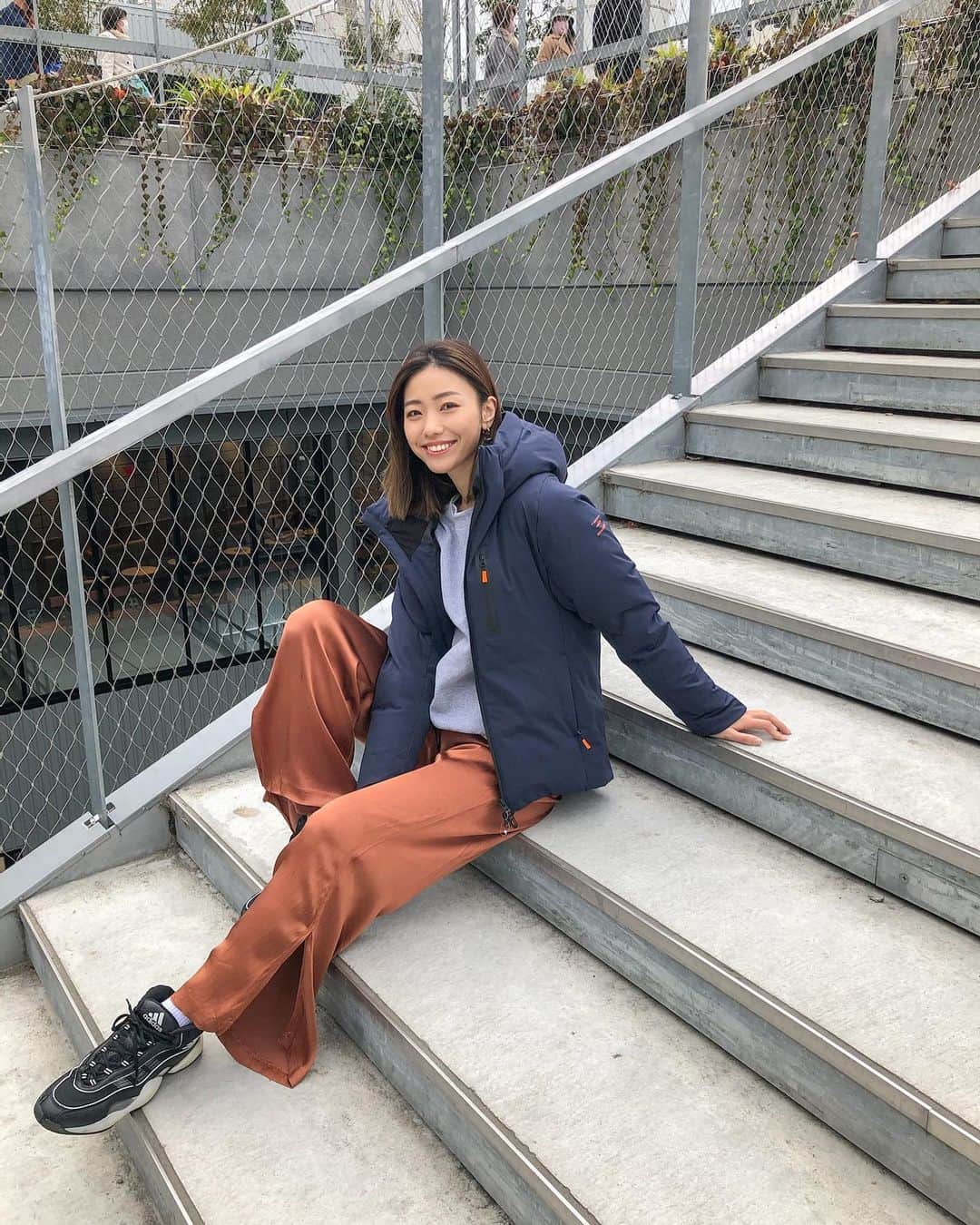 岩崎志保のインスタグラム：「@tigora_women coordinate. 12月はBEAMSコラボのダウン💙🧡もうダウンの季節だね〜 ポイントのオレンジに合わせてボトムの色合わせたよ🍊  #tigora #tigora_women #pr #ティゴラ #スポーツデポ #アルペン」