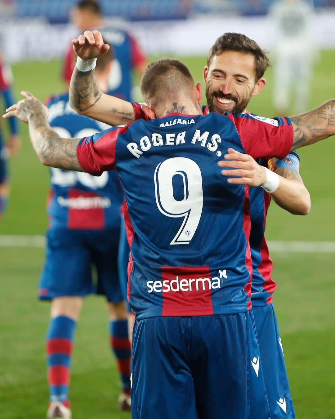 LFPさんのインスタグラム写真 - (LFPInstagram)「HISTORIC DUO! 🐸📸🐸  🐸📸🐸 No es una foto cualquiera, ¡son dos leyendas del @levanteud!   @rogermartii9 💙❤ @morales19jose   #Morales #RogerMarti #Levante #LevanteRealBetis #LaLigaSantander #LaLiga #2020APatadas #KickOut2020」12月30日 19時30分 - laliga