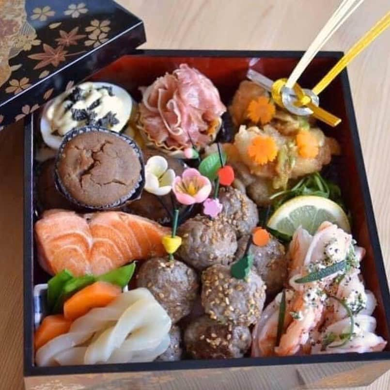 Rie's Healthy Bento from Osloのインスタグラム：「The last two days of the year are busy but very enjoyable cooking days for Osechi. I am living in Norway and it is hard to get ingredients for a proper Japanese Osechi, but I try to fill the boxes with good food that my family likes. #osechi #おせち　#newyearsfood #japanesefood #japan #おせち料理」