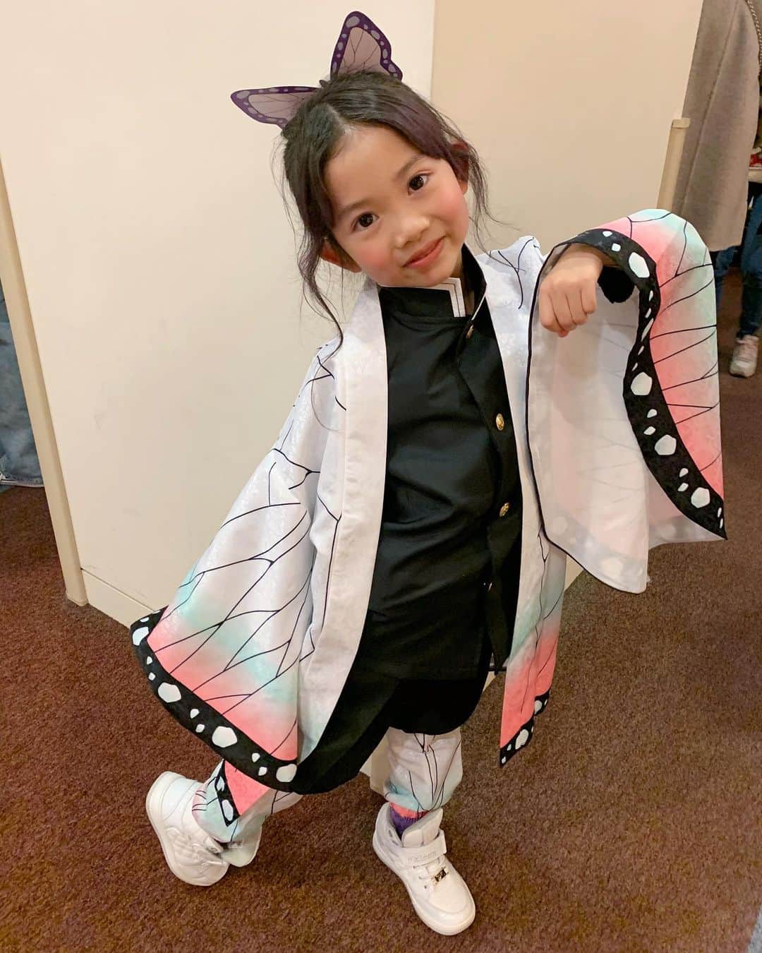 のインスタグラム：「. 先日、通ってるダンススクールのイベントがありました👧 . ゆずのクラスは13人でそれぞれ鬼滅キャラにコスプレして踊りました❤︎ . 大好きなしのぶさんで踊れてめちゃくちゃ楽しんでた🥺✨ 踊り終わったあとだから衣装崩れてるけど、、😅 髪の毛とかも見えづらいけど紫にして成りきりましたー！ . 練習もたくさんがんばったね◎ おつかれさまでした✨」