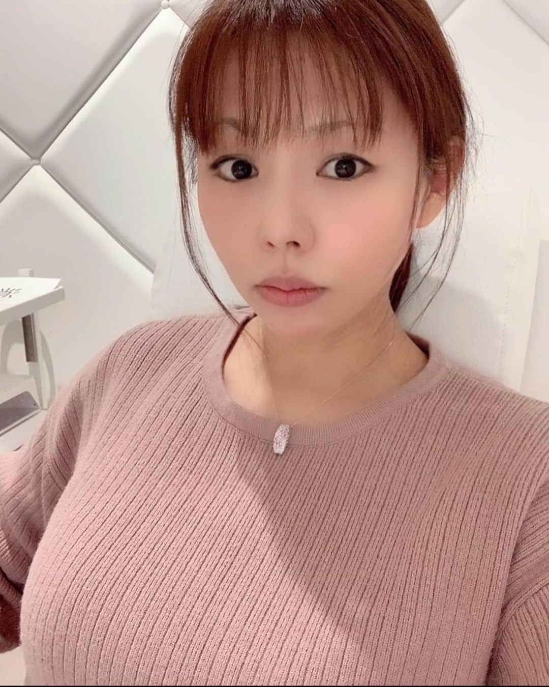 本田裕子さんのインスタグラム写真 - (本田裕子Instagram)「私はよく中村天風さんのことを書いたり話したりするのですが、そうすると結構な確率で、その後お会いした方から「自分も中村天風さんから感銘を受けたんです」と言われます。 . . 感銘を受けた本や、魂に響いた本が 同じということは、いのちの喜びの方向性が、同じ方向に向いていて素直に嬉しい。 . . 私は昔、何だかずっといのちをくすぶらせていた感があったし、退屈で諦め感のある毎日だったところから〜20歳の頃に出逢った中村天風さんの著書を読み感銘を受け、自分なりに書いてあることを実践していっていると、自分の内側に何か炎や光みたいなものを感じるようになった。 . これは本来、わたしたちの誰もが皆んなあるものですが（分け御霊）、私は自ら曇らせていたから気づかなかったんです。 . . 在り方で観ると、 中村天風さんの著書は、 1人の人間の視点で書かれているのではなく、霊長類としての人間の進化、宇宙の中での人類の役割としての観点から書かれている。 . . なので、 自分という枠（我）に囚われている人は特に得るものがないし、在り方を明確にしたい人にしか響かないと同時に、真の意味で自分が光ること。 . 分け御霊なんだから、 分け御霊として生きること。 魂を生きること。 . そのためにも自分に素直になり、 失敗したり 恥かきながら、 必要以上に人目を気にせず 遠慮せず、思いっきり楽しんで 光っていくこと（魂を磨いていくこと）だと私は思ってる。 . . そういえば、 中村天風さんの名言で 『心も身体も道具である』という お言葉がある。 . あと、 『自分が心配、怖れたりしている時、 “いや、これは俺の心の本当の思い方、 考え方じゃない”と気付きなさい』という名言も。 . . 私の場合、これが本当の意味で腹落ちしたのは、 随分と後のことだけど、思考や身体は自分じゃないことが腹落ちしたのは、ほんと有り難すぎる大きな恩寵。 . . そして、私の中では、 身体もお預かりしているもの（借り物） という感覚が最もしっくりくる。 . . ということで、 内も外も綺麗にして 丁寧に大切に使わせていただいて お返ししたいので、 年内中にネイルに行き💅 今日は今年最後の美容院に😊 . . 今回のネイルは 私の大好きな白グラデーション💅✨ . . …… #中村天風 #感銘を受ける #魂に響く #いのちの喜び #方向性 #在り方 #どう在りたいか #分け御霊 #いのちを生かす #いのちをどう使うか #人間の進化 #観点 #授かりもの #借り物 #綺麗に #大切に使って #お返ししたい #マインド #美容 #欲深い #美しい #美 #メンタル #欲に素直に #本田裕子」12月30日 19時36分 - rinrin_yuko