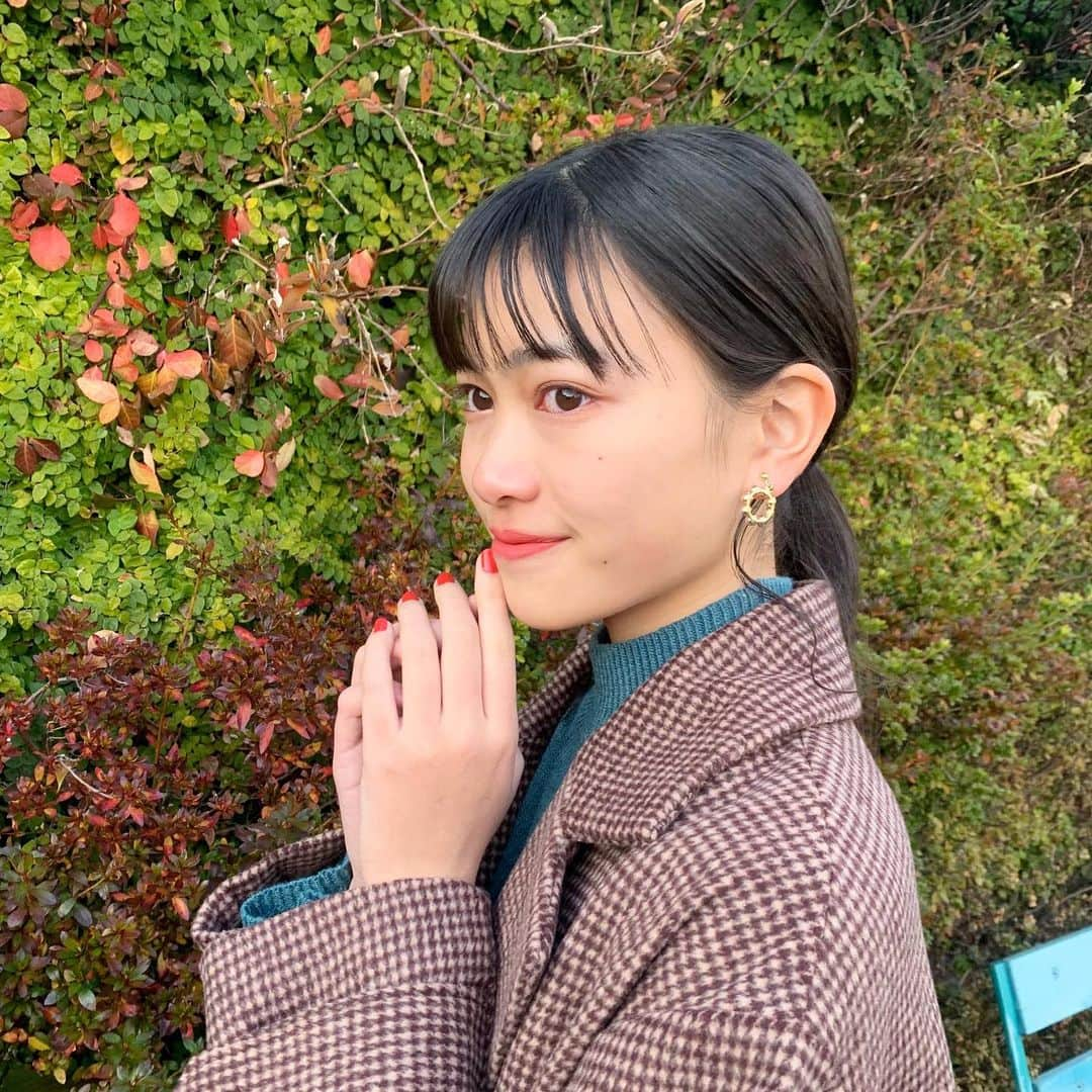 広瀬まのか︎さんのインスタグラム写真 - (広瀬まのか︎Instagram)「🌞  自然光が1番📸 可愛いものを身につけると心が踊る〜  ただのポニーテールも後れ毛を出してくるくる巻けば‬大人っぽくなります🥀  (イヤリングひっくり返ってますがそういうのだと思ってください…🙃)  #広瀬まのか #nicola #ニコラ #ロマノティック」12月30日 19時37分 - manoka_hirose