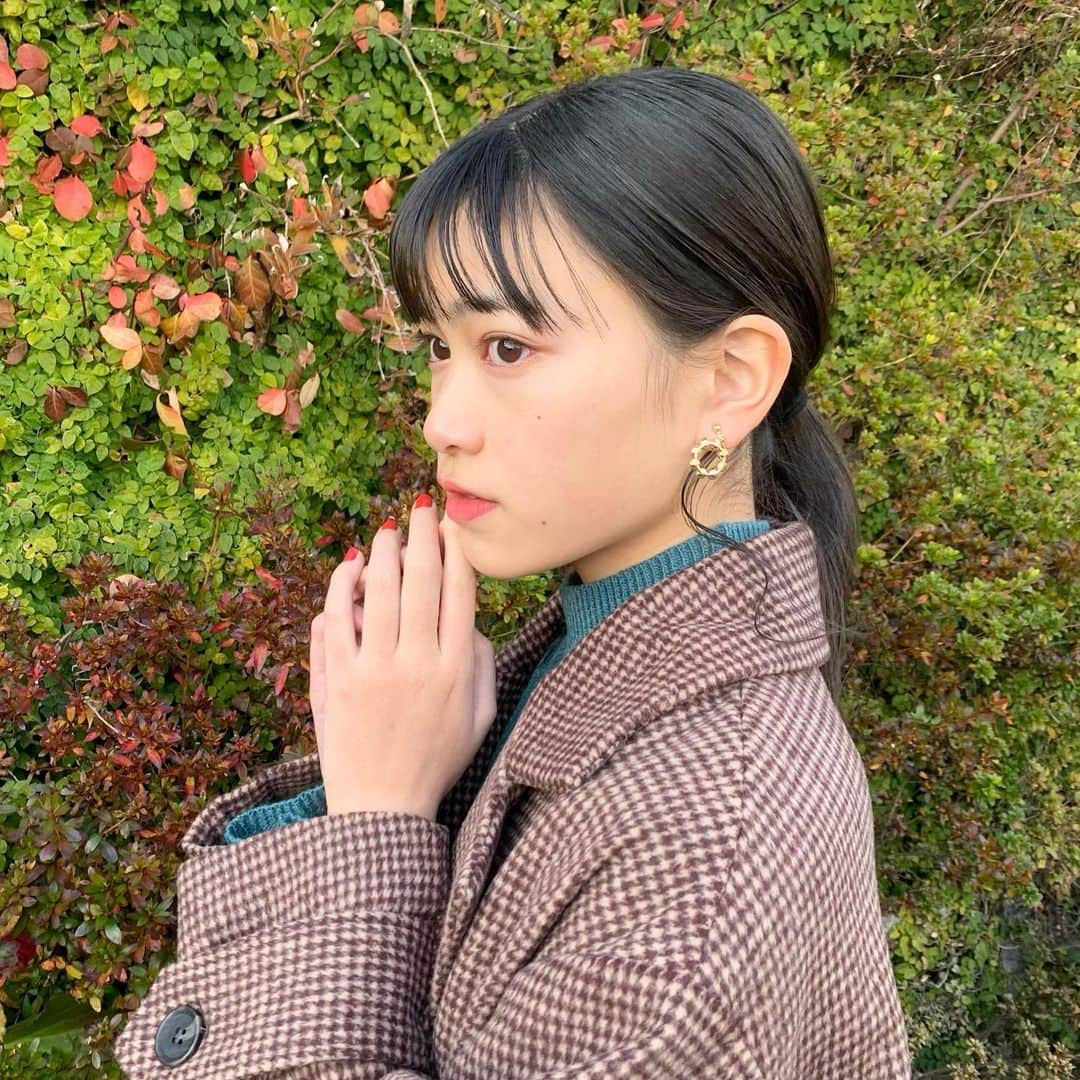 広瀬まのか︎さんのインスタグラム写真 - (広瀬まのか︎Instagram)「🌞  自然光が1番📸 可愛いものを身につけると心が踊る〜  ただのポニーテールも後れ毛を出してくるくる巻けば‬大人っぽくなります🥀  (イヤリングひっくり返ってますがそういうのだと思ってください…🙃)  #広瀬まのか #nicola #ニコラ #ロマノティック」12月30日 19時37分 - manoka_hirose