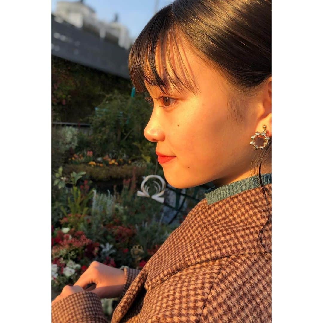 広瀬まのか︎さんのインスタグラム写真 - (広瀬まのか︎Instagram)「🌞  自然光が1番📸 可愛いものを身につけると心が踊る〜  ただのポニーテールも後れ毛を出してくるくる巻けば‬大人っぽくなります🥀  (イヤリングひっくり返ってますがそういうのだと思ってください…🙃)  #広瀬まのか #nicola #ニコラ #ロマノティック」12月30日 19時37分 - manoka_hirose