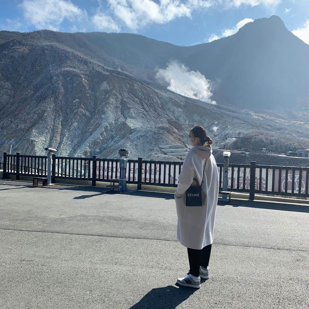 のインスタグラム：「今年は一年のほとんど家にいたけど箱根には少々詳しくなったな！紅葉が最高の時期に行ったオープンしたての箱根・強羅 佳ら久♨️新しくてピカピカなのはもちろん、ラウンジで頂ける内容が豪華で最高🥂お部屋の露天風呂も温泉で、大浴場も素敵✨お食事は朝食の洋食が気に入った😍 箱根園に寄ってニンジャバスウォータースパイダーに乗って芦ノ湖を一周、ふれあいどうぶつランド だっこして！ZOO！でいっぱいなでなでして、ポニーも乗って、水族館も期待以上でコロンコロンのアザラシ🦭可愛すぎた💘今や羊のご飯もガチャガチャの要領で買えて子供達大喜び✨鷹の飛行訓練まで遭遇できど迫力！🦅風が強くて何度も人ギリギリで顔にぶつかるかと思った😂箱根園一日楽しめる♪  黒たまご買いに大涌谷行くなら早雲山駅からロープウェイ乗って大涌谷通るのが醍醐味👍🏻黒たまご食べすぎて寿命伸びたかな！笑 2020年ももうすぐ終わり🐭今年年女だったのに〜💨大変な一年は来年に持ち越されてしまうけど、皆んなが前向きな気持ちを持っていれば大丈夫よね！今年もありがとうございました✨来年もよろしくお願い致します🐮🌅 #箱根 #温泉好き #佳ら久 #強羅 #芦ノ湖 #箱根園 #ロープウェイ #早雲山 #大涌谷 #黒たまご #箱根旅行 #温泉旅行 #2020 #stayhome」