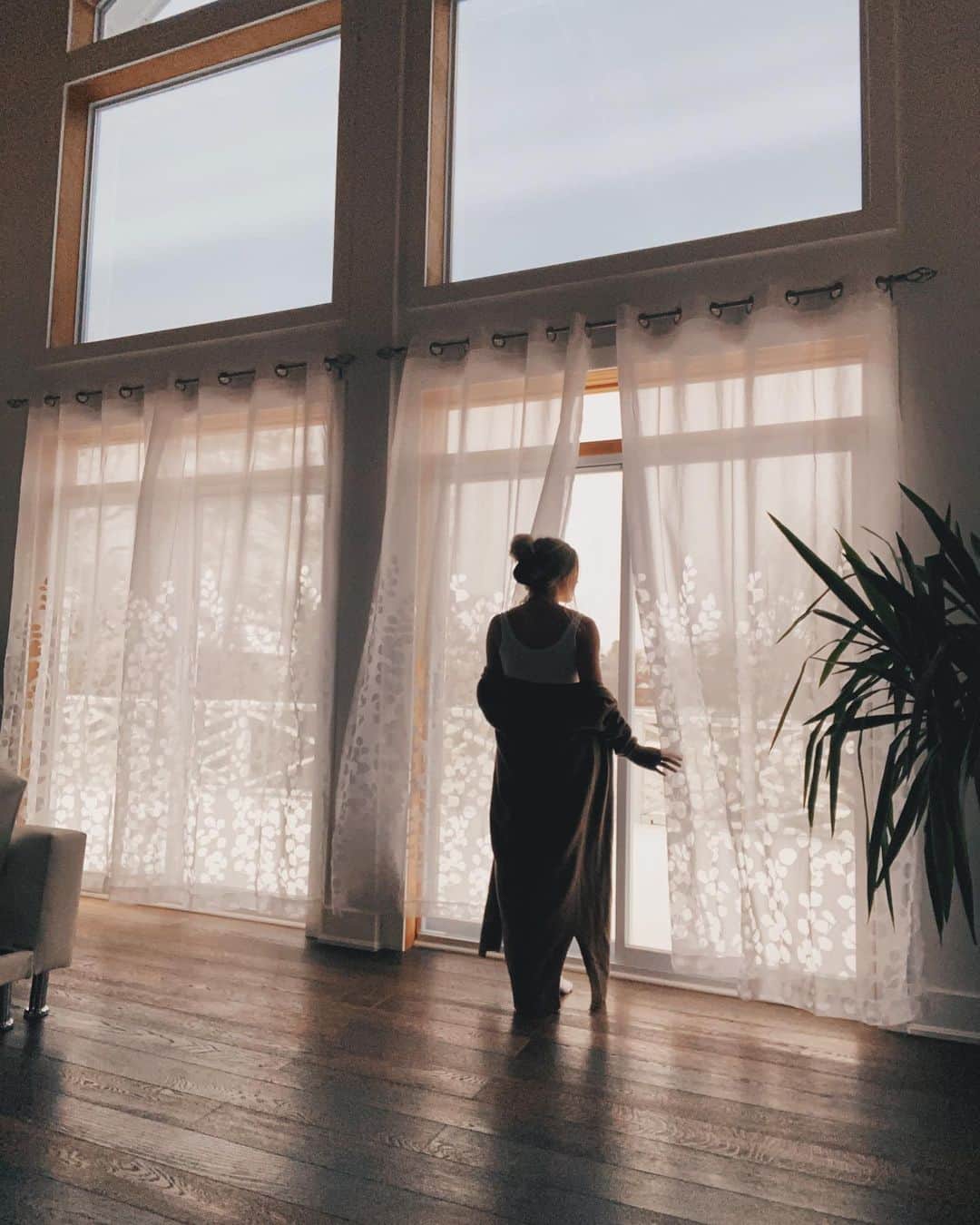 Kalyn Nicholsonさんのインスタグラム写真 - (Kalyn NicholsonInstagram)「welcome to my new home 🗝 kick off your shoes, grab yourself a hot cup of coffee and come tour my empty house over on YouTube.  Linked in bio!  I’ll save you the sappy sentiments and “pinch-me’s” for the moving vlog, but in short — little me is over the moon, present day me is exhaling a breath I’ve held since moving out at 18 and old lady me always knew what was good.  looking forward to anchoring some roots and growing my soul wild here✨」12月31日 6時35分 - kalynnicholson13