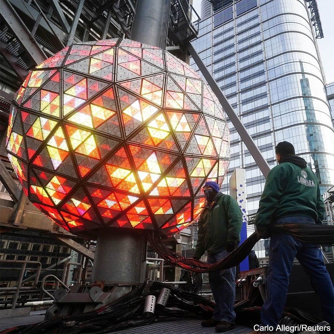 ABC Newsさんのインスタグラム写真 - (ABC NewsInstagram)「The Times Square ball is lit up for a test with media gathered ahead of the New Year's celebration. #newyearseve #newyears #nye #timessquare #ball #balldrop」12月31日 5時04分 - abcnews