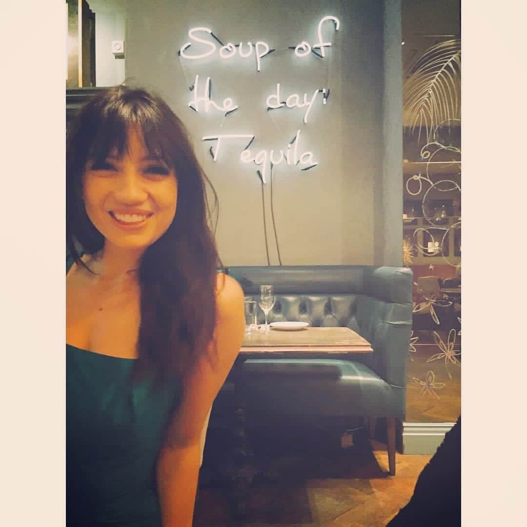デイジー・ロウのインスタグラム：「There is only 28 hours left of 2020!!! Soup of the day is most definitely tequila! Wishing I was out with my partners in crime @portiaportiaaaa @misstilda @p0ntz3r (one of you took this picture) & I hope everyone is able to safely celebrate the end of this rollercoaster of a year. LOVE ♥️♥️♥️」