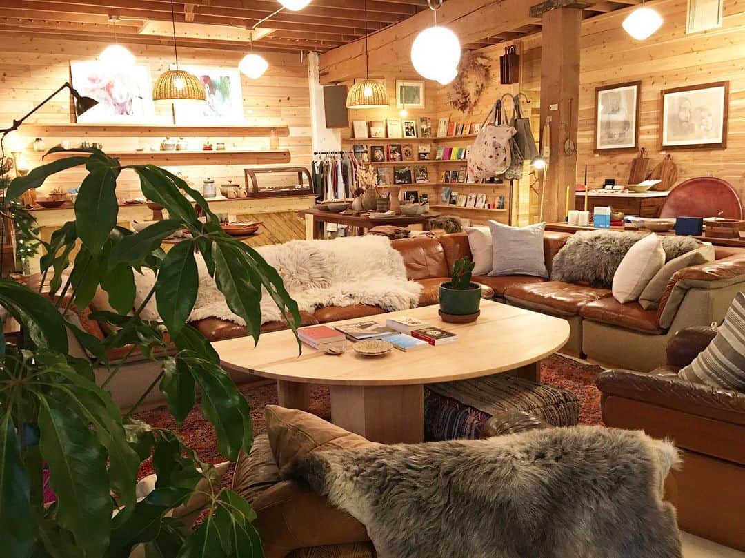 Beam & Anchorのインスタグラム：「It may be stormy outside but we are keeping it cozy in here. Come visit 12-5 today.」