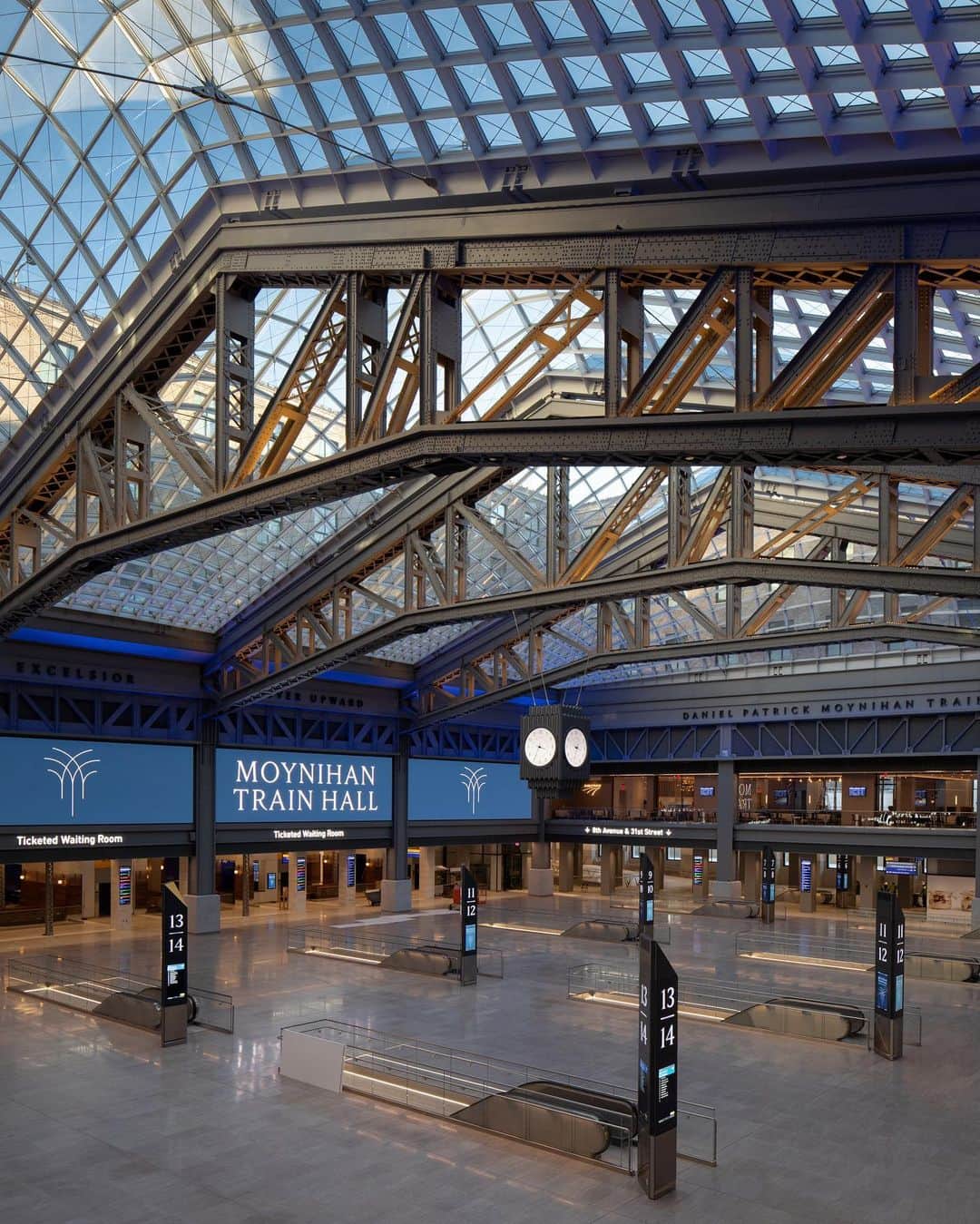 ニューヨーク・タイムズさんのインスタグラム写真 - (ニューヨーク・タイムズInstagram)「Penn Station's beautiful new train hall is set to open in the new year.   For more than half a century, New Yorkers have trudged through the crammed platforms and dark hallways of Pennsylvania Station, the busiest and perhaps most miserable train hub in North America. The station served 650,000 riders each weekday before the pandemic, or 3 times the number it was built to handle.   But as more commuters return next year, they will be welcomed by a new, $1.6 billion train hall complete with over an acre of glass skylights, art installations and 92-foot-high ceilings.   After nearly 3 years of construction, the new Moynihan Train Hall will open, in the James A. Farley Post Office building across Eighth Avenue from Penn Station, as a waiting room for @amtrak and @mtalirr passengers. And it echoes the former glory of the original Penn Station building, an awe-inspiring structure that was demolished in the 1960s.   Governor Andrew Cuomo, who championed the project, has likened it to the majestic Grand Central Terminal. That the project has been completed during a period when the city was brought to a standstill is a hopeful reminder that the bustle of Midtown Manhattan will return, he said, noting that the train hall “sends a clear message to the world that while we suffered greatly as a result of this once-in-a-century health crisis, the pandemic did not stop us from dreaming big and building for the future.” Tap the link in our bio to see more from the new hall. Photos by @andrewlambdinmoore and @ddrios」12月31日 5時15分 - nytimes
