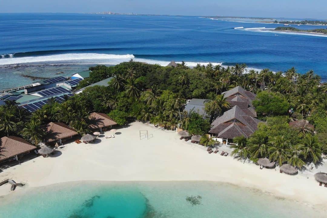 surflineさんのインスタグラム写真 - (surflineInstagram)「Itching for a surf trip? Try the Maldives. With much of the world on lockdown due to the pandemic, the Maldives is one of the few tropical options. And with swell season kicking into high gear soon, what’re you waiting for? If you still need convincing, however, hit the link in bio for everything you need to know.  @WaterWaysTravel 📷: @pastapointmaldives」12月31日 5時17分 - surfline