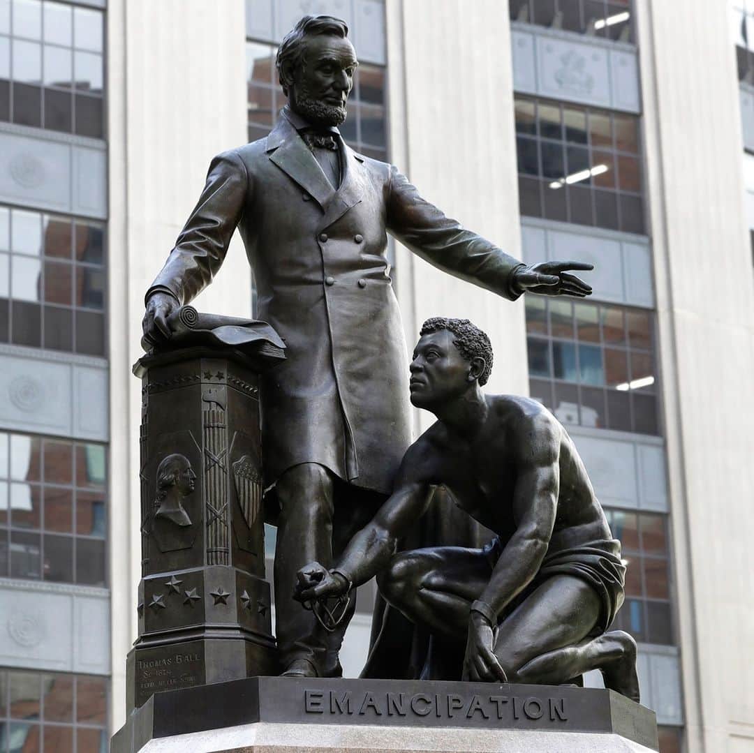 NBC Newsさんのインスタグラム写真 - (NBC NewsInstagram)「A statue depicting a freed slave kneeling at the feet of President Abraham Lincoln was removed from its perch in Boston's Park Square this week.⁠ ⁠ Workers took down the statue, called The Emancipation Group, early Tuesday morning after Boston officials voted to dismantle the 141-year-old monument over the summer.⁠ ⁠ More at the link in our bio.⁠ ⁠ 📷 Steven Senne / @apnews」12月31日 5時22分 - nbcnews