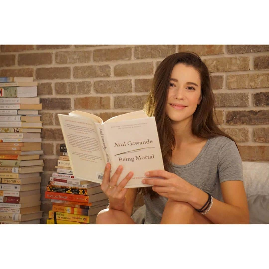 アリッサ・シズニーのインスタグラム：「While 2020 may not have been the year to accomplish certain goals or New Years’ resolutions, it did give me the chance to reach a goal of reading 100 books in one year! (With much thanks to my library @baldwinlib and the Libby app, which has made my voracious reading appetite both possible and affordable 😂). If you are in need of any—mostly non-fiction—book recommendations, I’ve got a few (including the books written by two of my friends @adaripp and Stephen Johnson)! Swipe for the full list. Now looking for new book recommendations for the hopefully-less-isolated New Year 📚🤓」