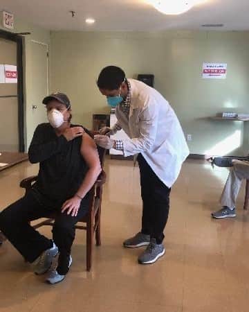 メアリー・マクドネルのインスタグラム：「My Shero we love you @Wendy.L.Baker92 Director of Rehab @Woonsocket Health and Rehab  Woonsocket RI the first to be inoculated in their system this am!!! She also happens to be my SisterInLaw beloved wife to our dear sister @JudyMcDonnell I breathed a happy deep and hopeful breath at the glorious sight of this photo!!! #Vaccine #wearamask for these heroes...」