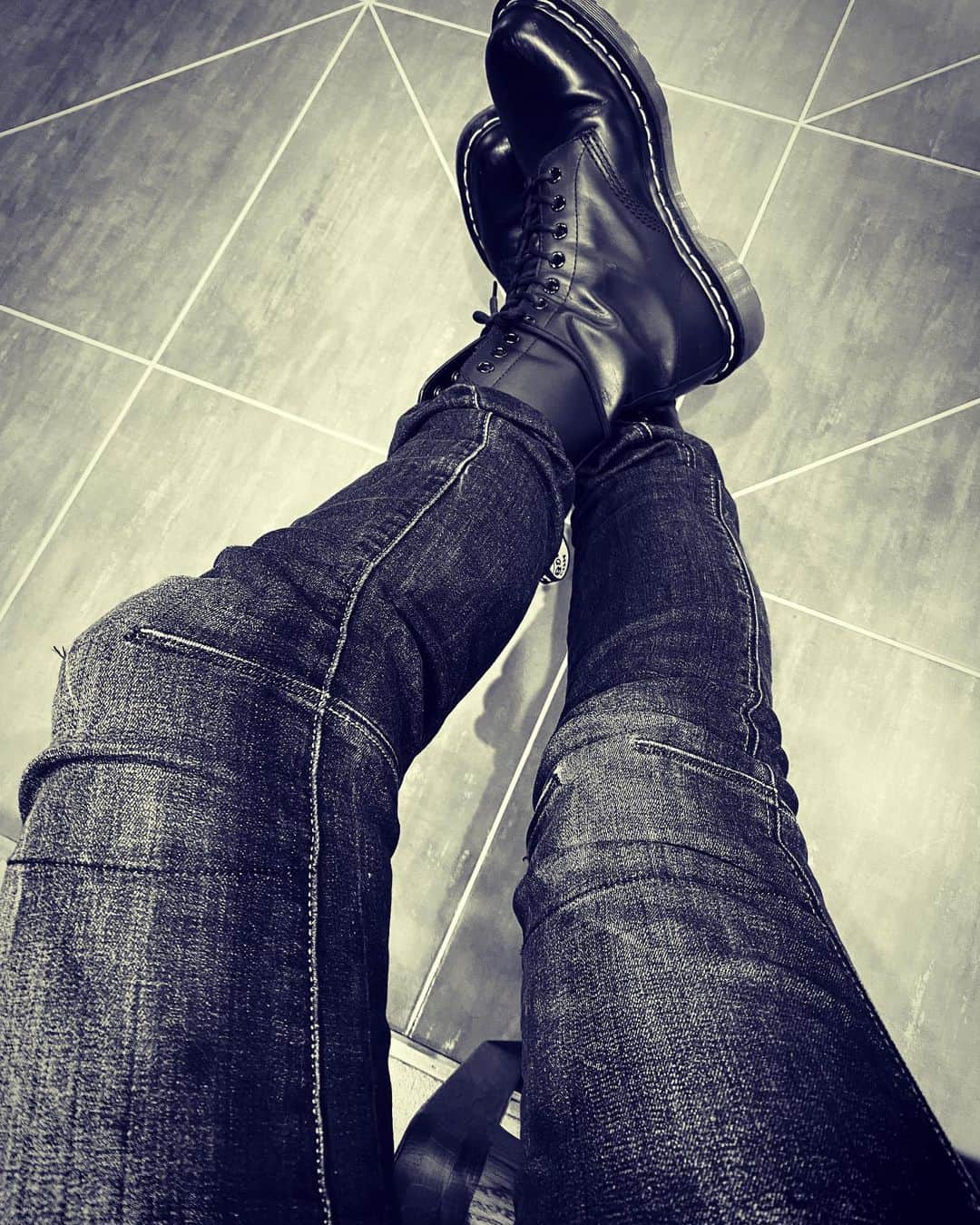 浅川悠のインスタグラム：「Be more softer. #drmartens」