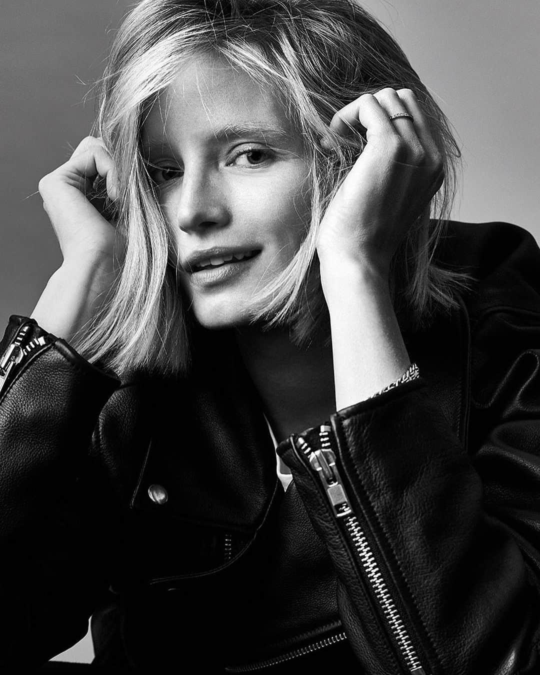 モード・ウェルゼンのインスタグラム：「Who is excited for 2021? 🙋🏼‍♀️🖤」