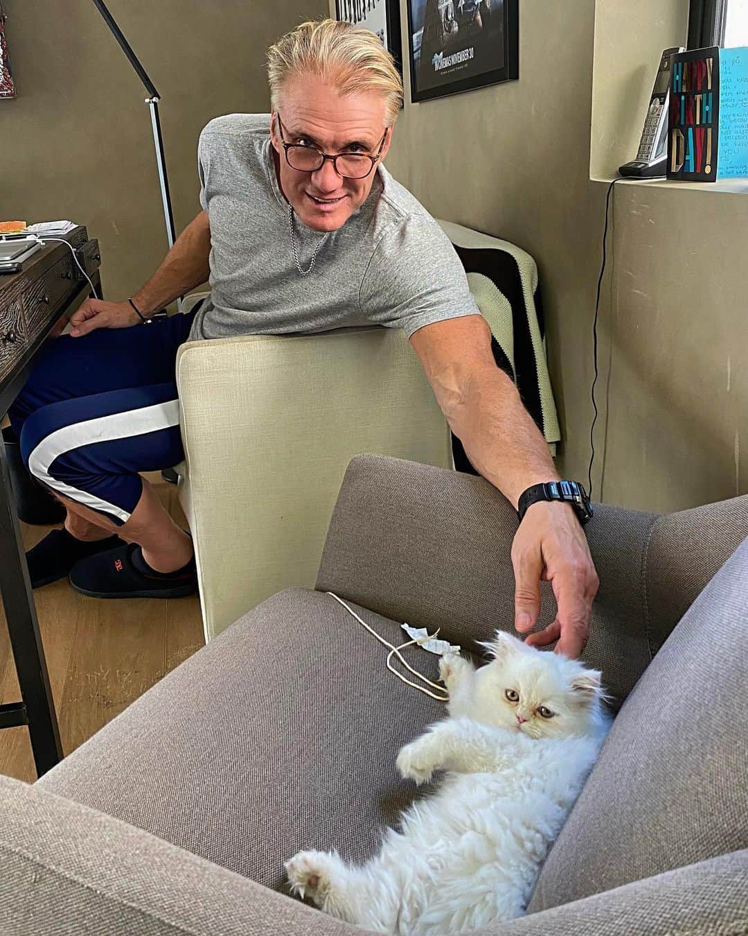 ドルフ・ラングレンのインスタグラム：「Doing the last bit of business in 2020 with my new assistant Bello👍😸」