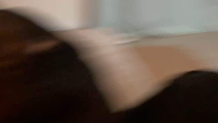 のインスタグラム：「Will be getting on a 12 hour flight tomorrow! Sorry for being so mia but will be streaming as soon as I set everything back up when I get there! Heres a short little clip of what usually happens off stream ❤️🙃」