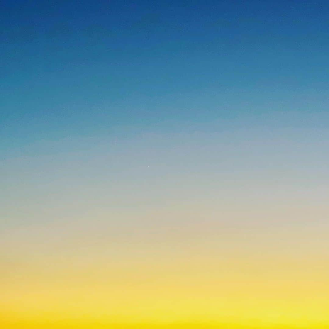 sioneのインスタグラム：「年末の繁忙期を乗り越えて昨日で仕事納めました #sky #sunset #shotoniphone」