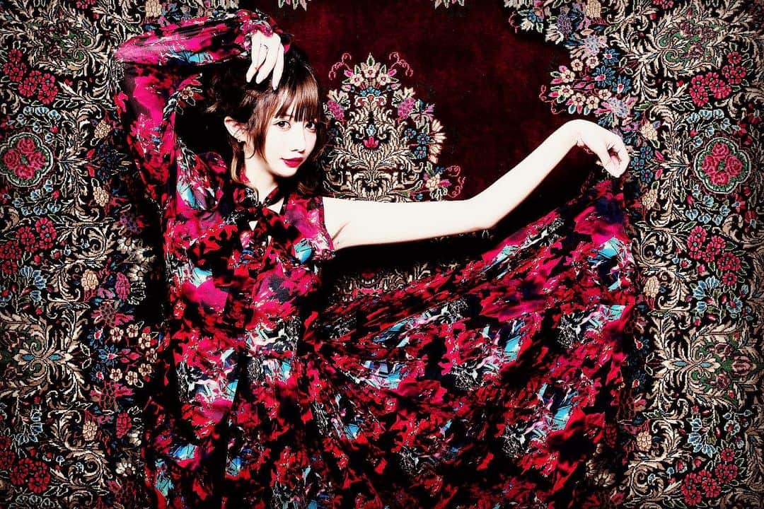 かねこあやのインスタグラム：「Color is not bound by anything. But I was born without any color.  That's why I can be as many colors as I can be.  Don't lose your color. Don't forget your color. Don't let anyone stain your color.  子供の時以来ろくに英語なんて使ってないから間違ってたら恥ずかしいな。笑  @yuyatakahashi.monster  @cocooosaki   #셀피 #셀스타그램 #얼스타그램 #얼스타 #오늘의훈녀 #훈남훈녀 #촬영」