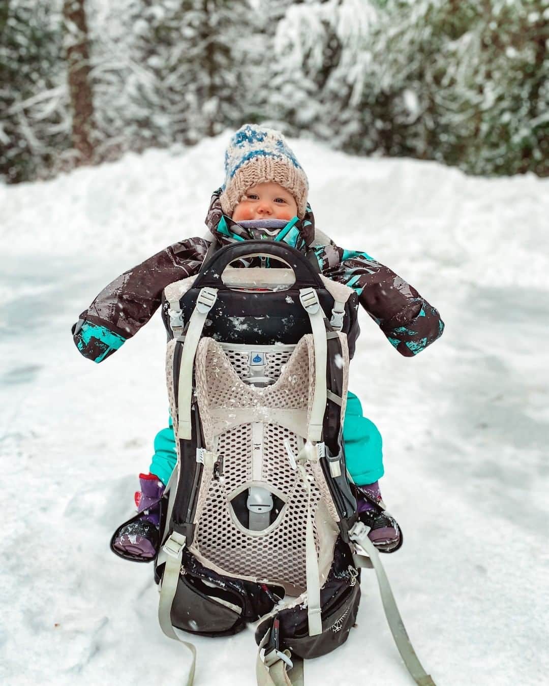 のインスタグラム：「"Feels like we're living inside a snow globe today." On the days when fresh snow falls outside, pure magic is everywhere. ✨ 📷 by @maddylouu  Featured pack from the Poco Series #ospreypacks」