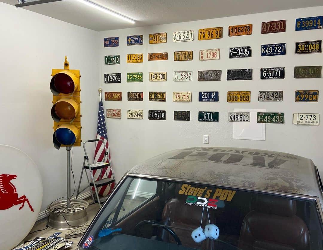 スティーブのインスタグラム：「Let the garage beautification project begin!! License plates first and Bye bye 2020. マイガレージを綺麗にしましょう！年末にできることです！ナンバープレート飾り」