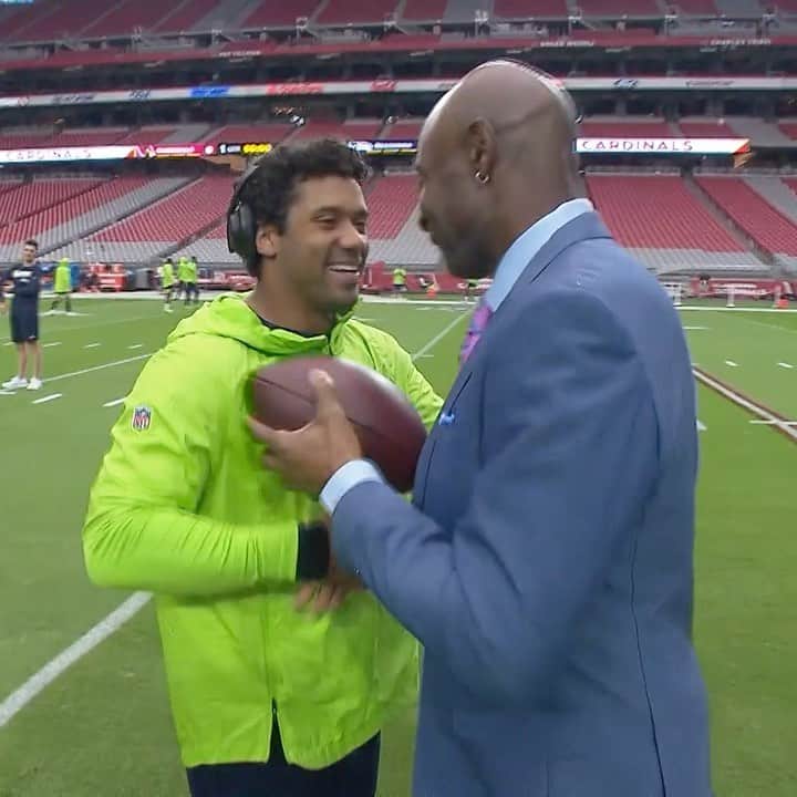 ラッセル・ウィルソンのインスタグラム：「Episode 15 of @DangerTalk with @thejerryrice80 is out now!!! We talk work ethic, winning championships, loving the game, and much more. Hit the link in my bio to watch/download.」