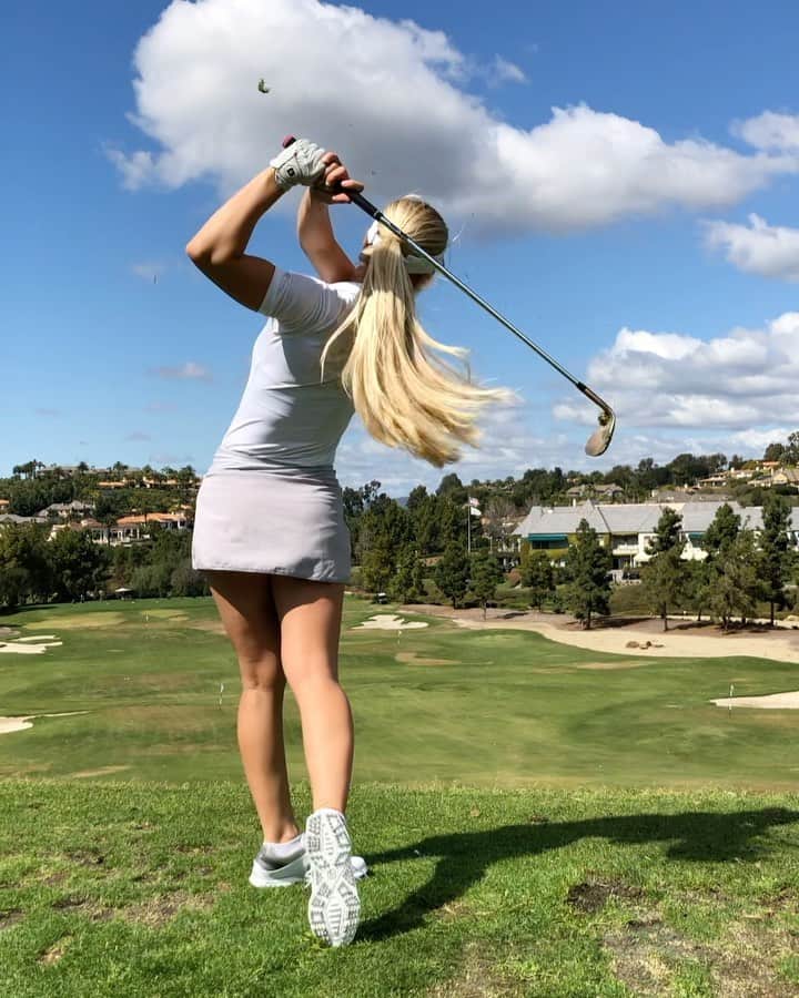 アリサ・ディオミンのインスタグラム：「Love a good downhill range to make me feel big.」