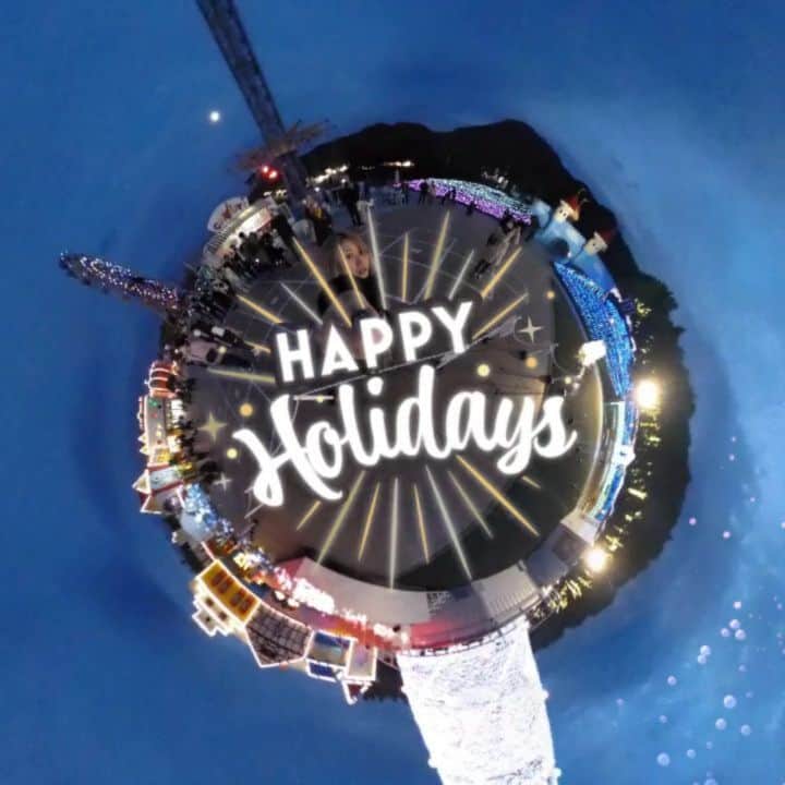 6151のインスタグラム：「旅先でIQUI!｜  全天球写真が楽しめる360°カメラ IQUI(イクイ)を連れて旅先撮影。  今回は香川県のレオマワールドで 夜景と一緒に記念撮影してみました。  高い位置から掲げて撮影すると こんな風に街がぎゅっと集まったシーンが撮れるよ! 遊園地での撮影、とてもおすすめです。  色んな撮影方法があるので 試行錯誤したけど、 新しい視点がみつかって楽しい☺️」