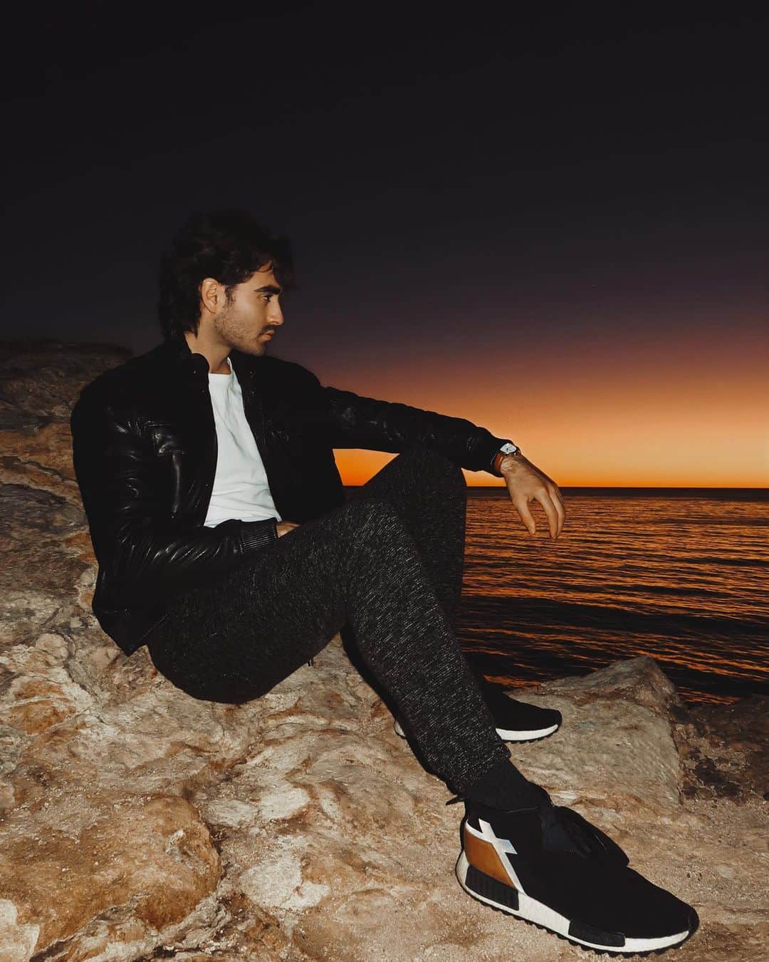 のインスタグラム：「The greatest discovery of all time is that a person can change his future by merely changing his attitude” -Oprah Winfrey.   Caught this insane sunset off the Malibu coast!」