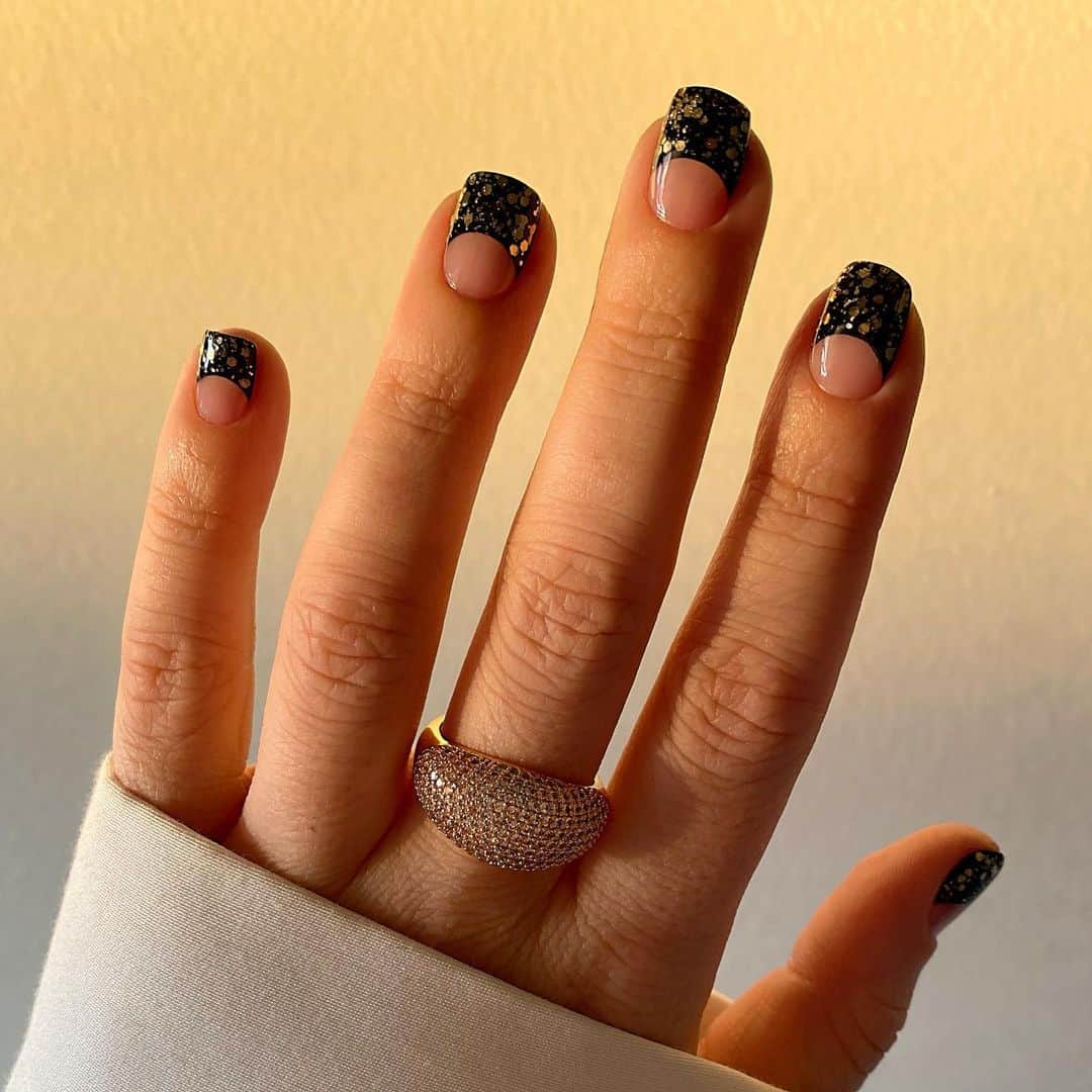 Soniaさんのインスタグラム写真 - (SoniaInstagram)「NYE Glam✨swipe for the tut. Perfect for this years’ plans of getting dressed up and sitting on the couch🙃 - Glitter: @essie Summit Of Style Ring: @ettika」12月31日 6時07分 - badgirlnails