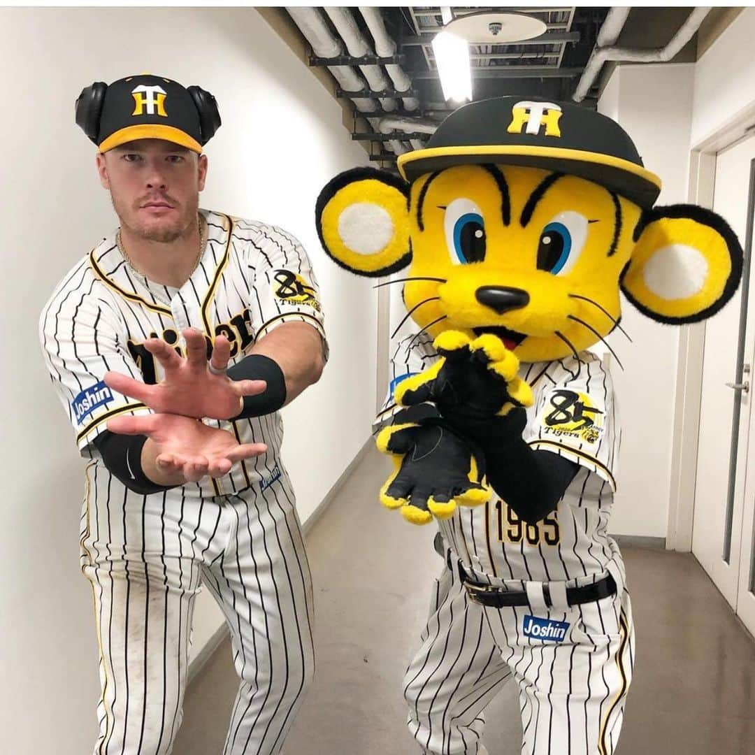 ジャスティン・ボーアさんのインスタグラム写真 - (ジャスティン・ボーアInstagram)「I wanted to take this time to thank the fans of the @hanshintigers_official for everything this past season! My family and I had a incredible time, and will cherish our experience forever. You were so resilient through all the ups and downs, delays and restarts. Even with an empty stadium at the beginning of the season, Koshien felt full with your presence. I wish you all the best moving forward and know you fans will always have a special place in my heart! Thank you」12月31日 6時11分 - bour41