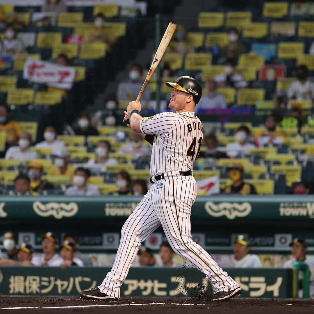 ジャスティン・ボーアさんのインスタグラム写真 - (ジャスティン・ボーアInstagram)「I wanted to take this time to thank the fans of the @hanshintigers_official for everything this past season! My family and I had a incredible time, and will cherish our experience forever. You were so resilient through all the ups and downs, delays and restarts. Even with an empty stadium at the beginning of the season, Koshien felt full with your presence. I wish you all the best moving forward and know you fans will always have a special place in my heart! Thank you」12月31日 6時11分 - bour41