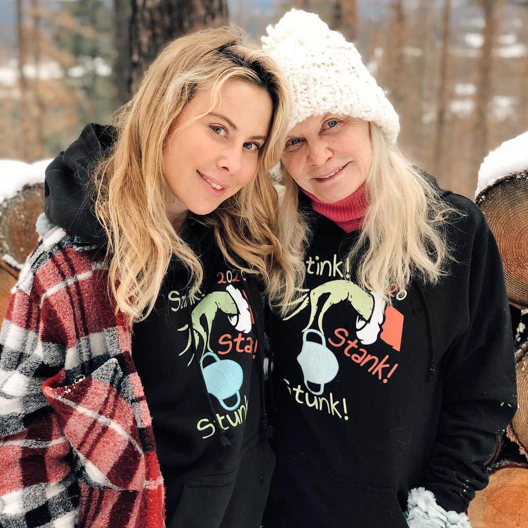 タラ・リピンスキーのインスタグラム：「Photo dump of our morning. Part 1 🥰 Out with mom and dad in the snow. ☃️ (Mom and I in our matching “2020 Stink Stank Stunk” sweaters.) One day left of this year and I am grateful I got to spend it with these two. I feel so lucky that they are safe and healthy out here in the middle of nowhere. Exactly how I like it. They will stay put until all this is over! This year has been so trying for absolutely everyone but one thing I am now more than ever grateful for is the health of my loved ones. It’s all that matters.  #bye2020 #familytime」