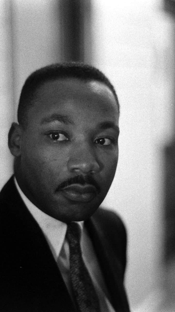 コモンのインスタグラム：「"Our live begin to end the day we become silent about what matters." Dr. King.」
