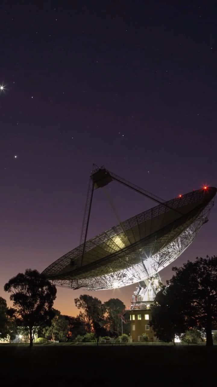 のインスタグラム：「Science photographer @babaktafreshi has documented many of the world's observatories. Here a night begins at the 66-meter (210 ft) radio telescope in Parkes, Australia, known as the Dish. Venus, Mercury, and the New Moon are in a rare celestial conjunction in this time-lapse video. Explore more @babaktafreshi.」