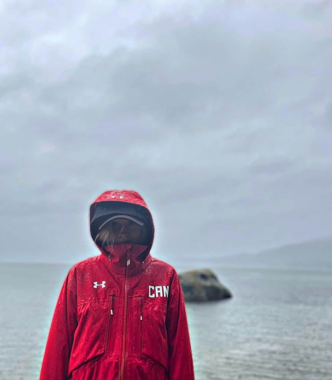 カーステン・ムーア＝タワーズのインスタグラム：「acts like summer, walks like rain 🌧」
