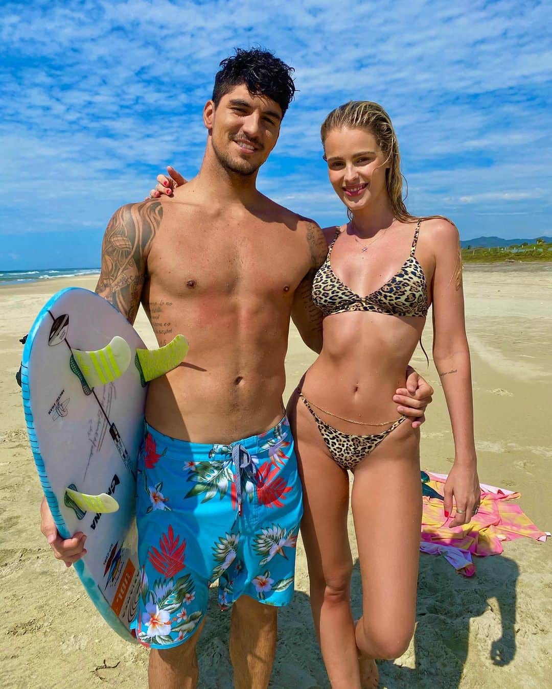 ガブリエル・メディーナのインスタグラム：「Beach day with the love of my life ❤️ @yasminbrunet1  ll praianha com o amor da minha vida❤️」