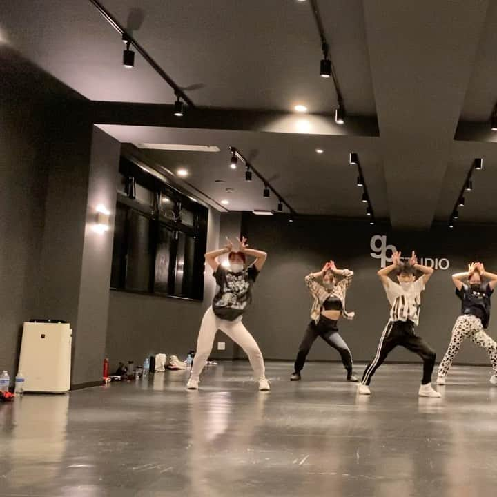 YUUKIのインスタグラム：「🎀 ♡/ @banghana  さん ♡/ @itzy.all.in.us   #itzy #gpstudio #notshy #dance  #kpop」