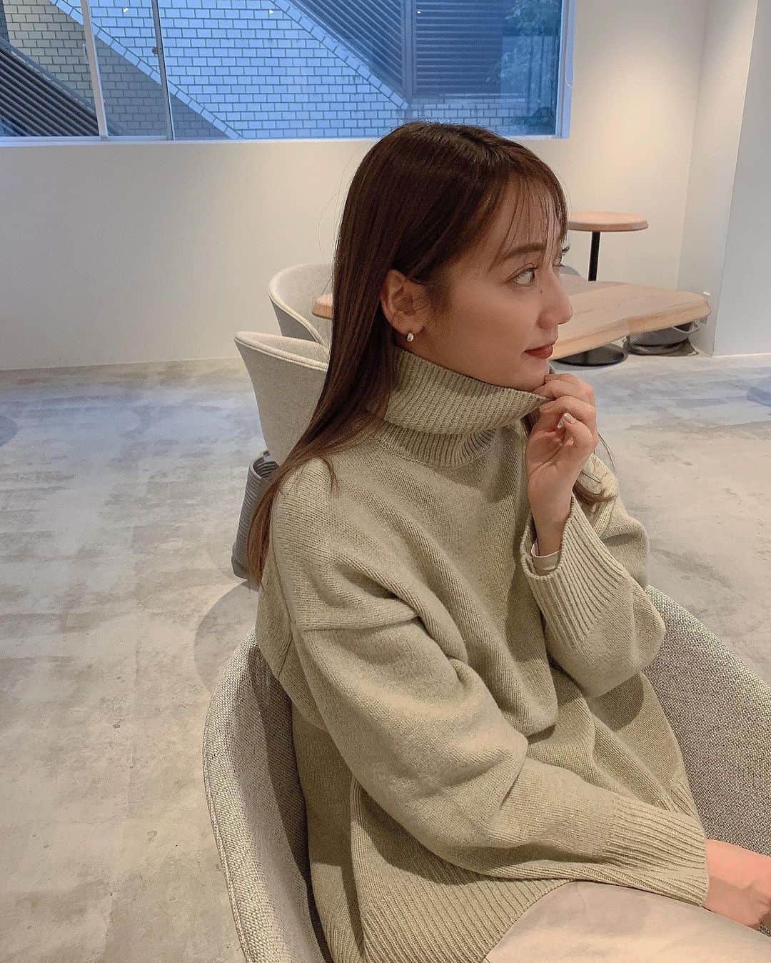 のインスタグラム：「今年の冬はブラックのお洋服が 多めだったけど、久しぶりにカラーニットを♡ ㅤ このニットは迷わずミントグリーン🍈 素材もしっかりしてて良き✌🏻💕 (中に着たヒートテック見えちゃった🧏🏼‍♀️笑) ㅤ ㅤ @ootd #fashion #code #ファッション #コーデ #ニット #タートルネック #私服コーデ #私服 #155cmコーデ  ㅤ @stylevoice_official  と @_asami_nakamura_ さんのコラボニット🧶 @stylevoice_official @usagionline @jadorejunonline で購入できるみたいです♡」