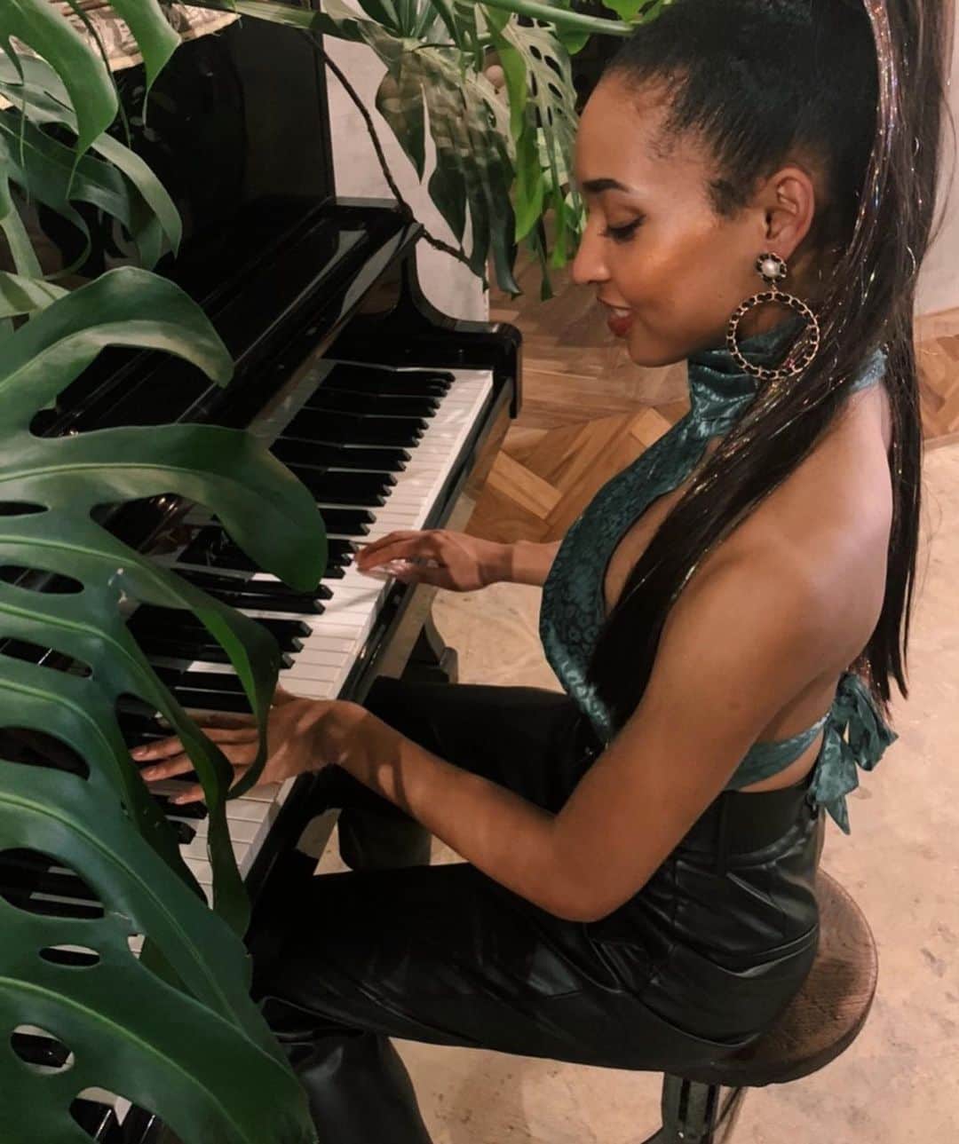 上梨ライムさんのインスタグラム写真 - (上梨ライムInstagram)「~♩  10年ぶりにピアノを弾いたらすごーく腕 鈍ってた笑😆  I played the piano for the first time in 10 years...🙀 Missing the days when I was in the piano class when I was little😊♥️ . . .  #piano#pianolover#blasian#afrogirl#blasiangirl#afroblasian#blasianbeauty#curlyhair#okinawa#yanbaruhostel#ヤンバルホステル#国頭村」12月30日 21時28分 - raimu.kaminashi_official