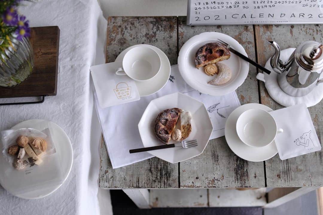 maggydaisyのインスタグラム：「_  WAOさんの焼いちごタルトと焼き菓子で休憩 ハーブティと紅茶と一緒に。  雨が上がって夕方からぐっと寒くなった。 明日は寒い寒い大晦日になりそう。  #たべものと日用品wao  #濱岡健太郎 #田中直純 #teatime #おやつ時間 #card_ya #maggydaisymore20201230 #corgi #コーギー #犬のいる暮らし #里親」