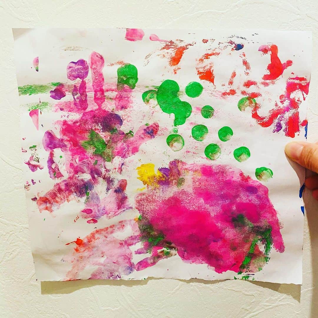 新妻聖子さんのインスタグラム写真 - (新妻聖子Instagram)「うちの息子、天才かもしれぬ(親バカ)。 ・ I simply LOVE my son’s paintings!!! ・ 自宅に飾ってあるAerosyn-Lexの作風に影響を受けている気はしますね😂 ・ #お絵描き  #2歳  #絵の具  #親バカ部  #息子 #新妻聖子 #aerosynlex #babypainting」12月30日 21時29分 - seikoniizuma